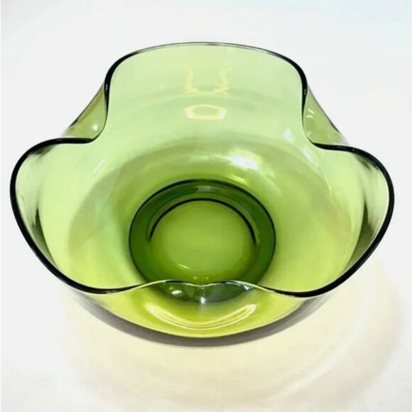Vintage Avocado Green Glass Folded Edge Bowl - Picture 3 of 3